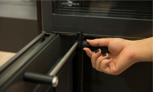 lapozható üveg zár