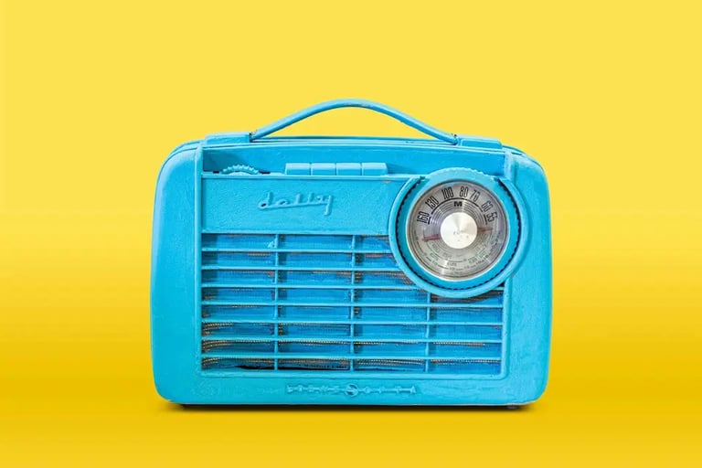 Blue radio on yellow background illustrating tinnitus — hypnotherapy Hypnonaute Geneva