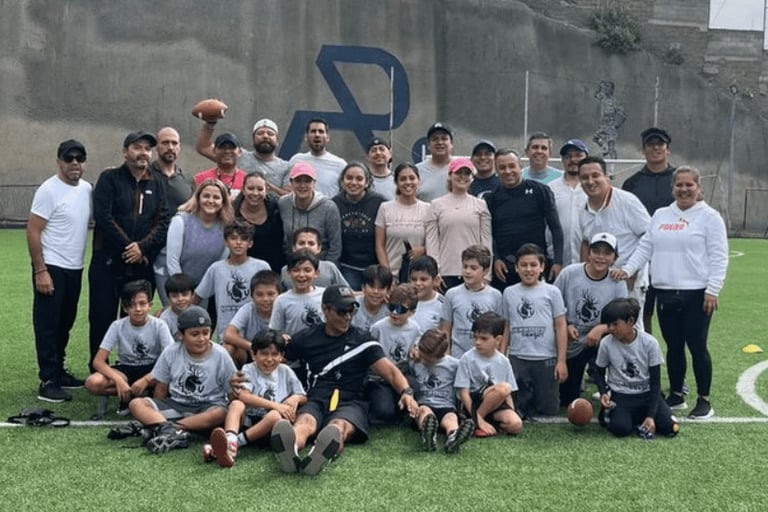 Grupo de padres e hijos en una cancha de football americano