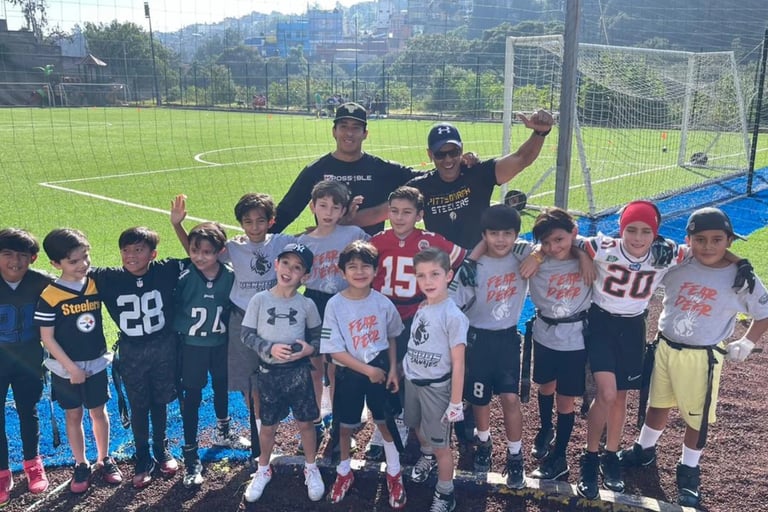 Grupo de niños de la academia de football posando para una foto