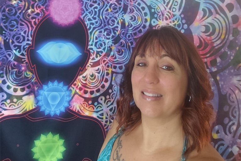 Karine Auvitu, praticienne en soins énergétiques holistiques à Montluçon.