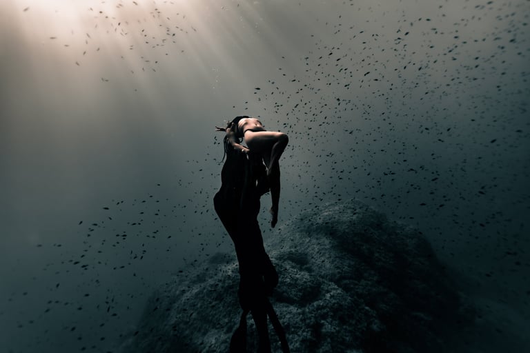 ethereal underwater female figure contemporary photography by Laura Mommicchi