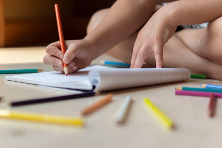Enfant qui écrit