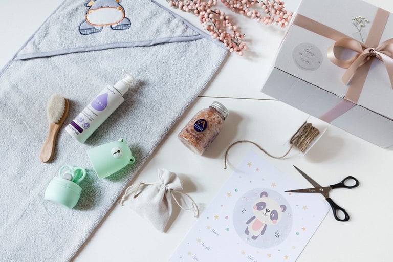 Ein Flatlay mit einer Lotion, einer Bürste, einem Handtuch, Salz und einem Nagelset.