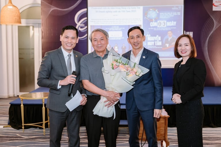 Nguyễn Nam Thùy chụp ảnh cùng khách hàng sau buổi tư vấn bảo hiểm