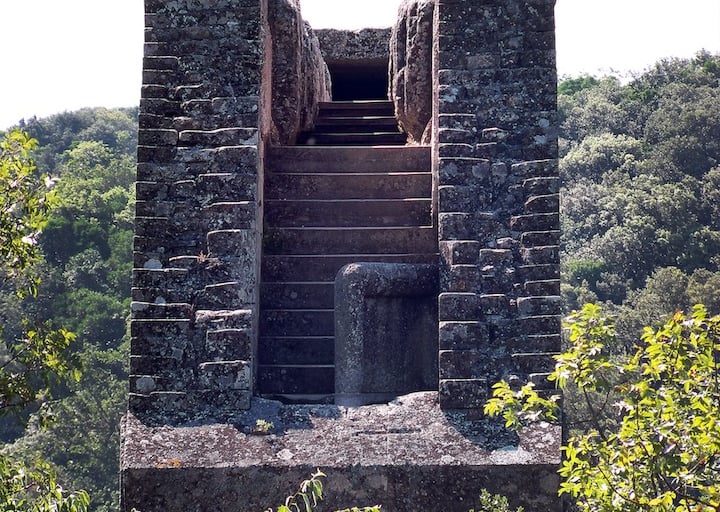The water channel on the top of the Pont duGgard