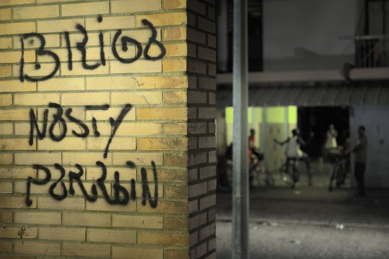 Jeunes dans un quartier sombre la nuit en Guyane