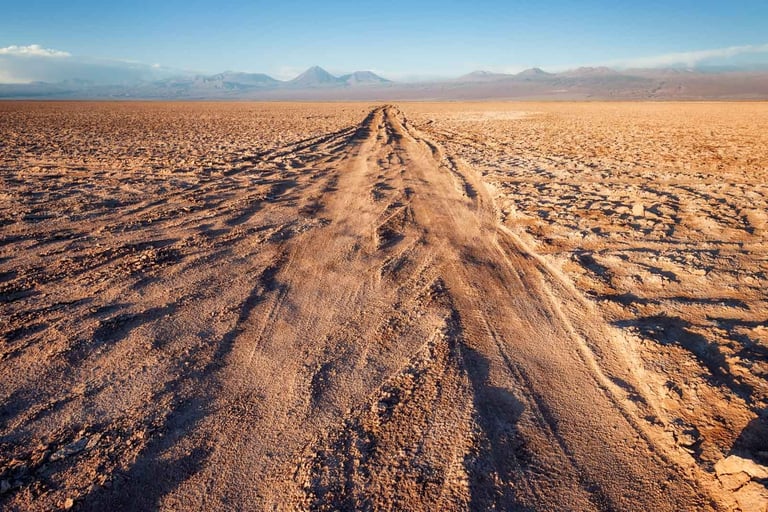Une piste dans un désert de sel de l'Atacama au Chili