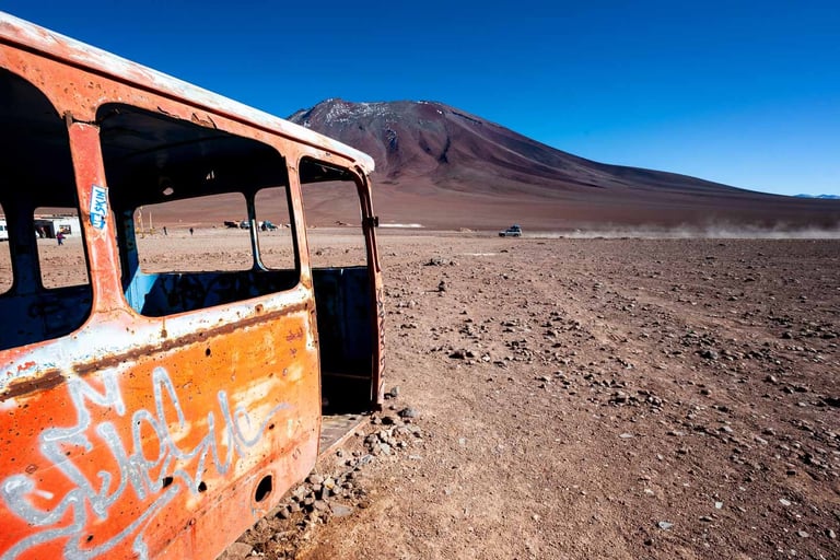 Busabandonné à la frontière entre la Bolivie et le Chili devant un volcan