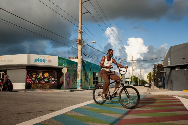 Un homme à vélo dans le quartier Wynwood, à Miami, Floride, USA