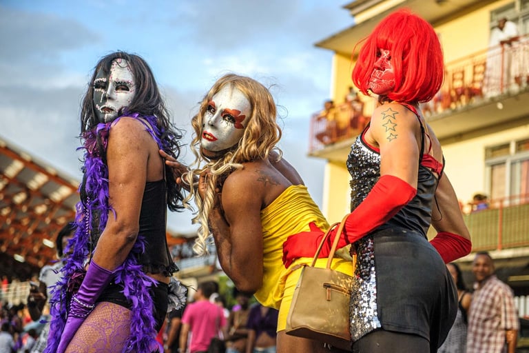 Jeunes hommes travestis Carnaval Kourou Guyane