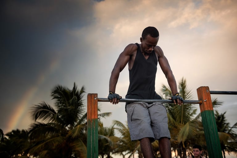 Un jeune homme fait du workout à Kour , Guyane