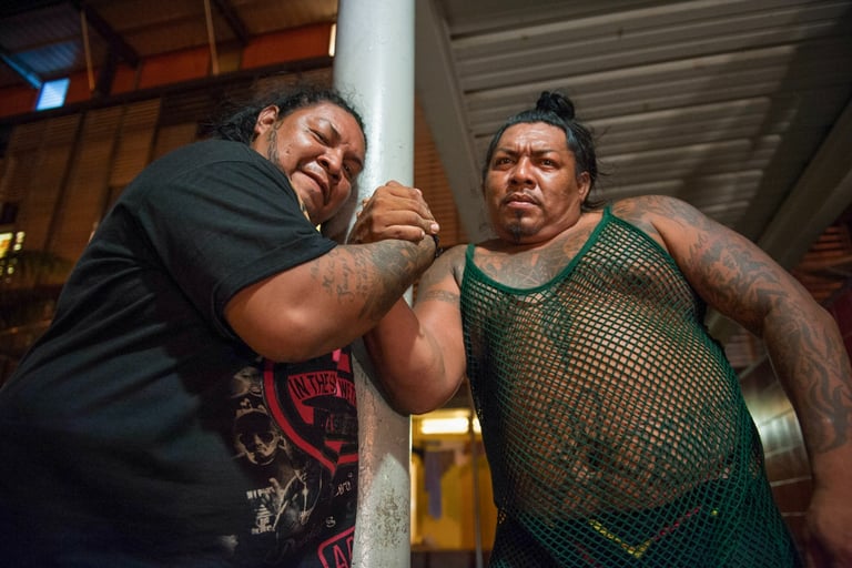 Deux frères amérindiens tatoués se donnent l'accolade
