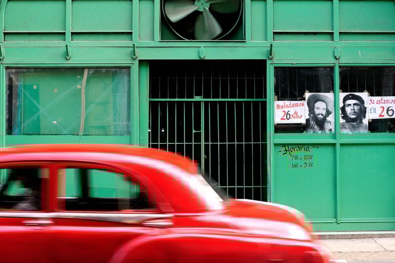 Une voiture américaine à Cuba, Che Guevara et Cienfuegos