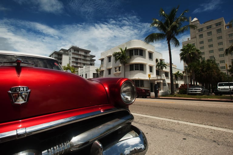 Ancienne voiture américaine rouge sur Ocean Drive à Miami, Floride, USA