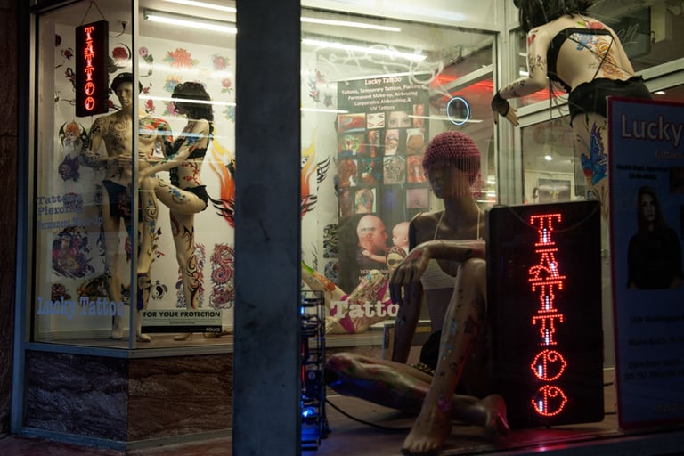 Boutique de tatouages sur Ocean Drive à Miami, Floride, USA