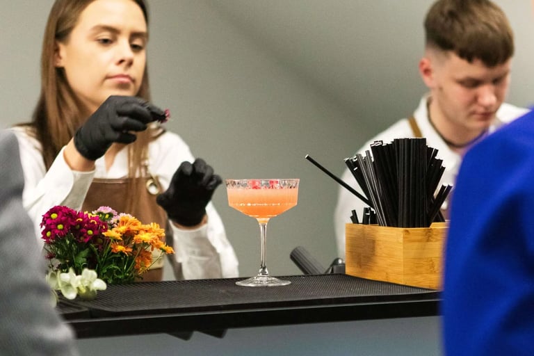 Profesionalus barmenas maišo gaivius gėrimus gimtadienio proga