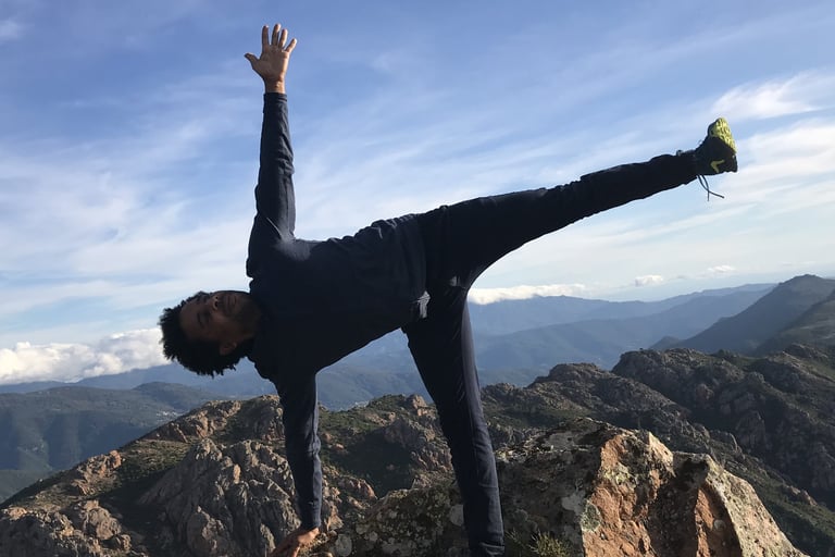 prof, studio de vinyasa et hatha yoga avec matériel Iyengar