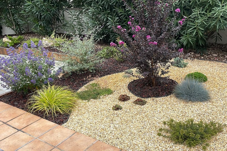 Aménagement d'un petit coin de jardin avec plantes basses majoritairement