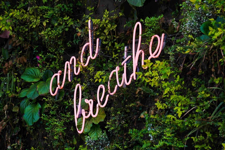 and breathe Schriftzug