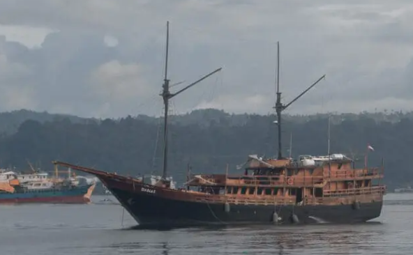 Pinisi Boat