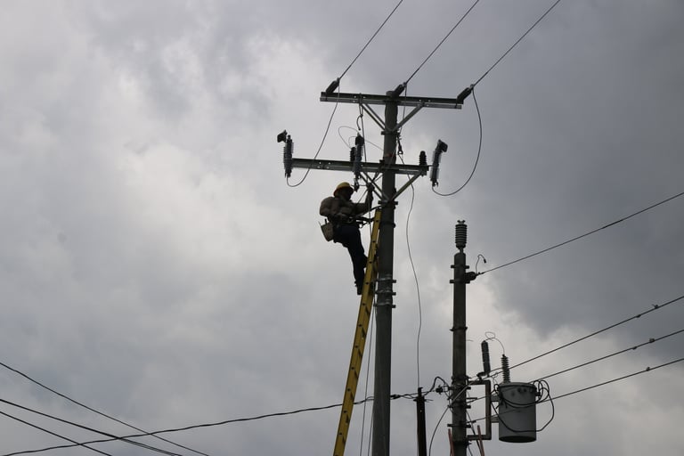 hombres instalando postes electricos