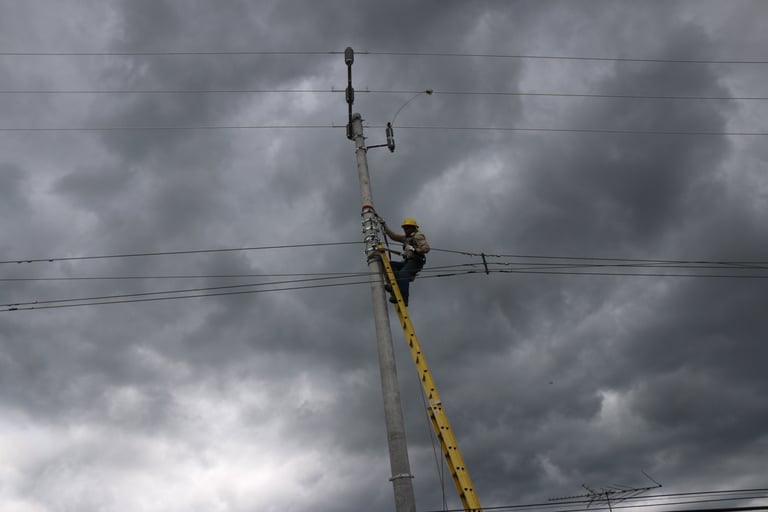hombre haciendo traslado de redes eléctricas