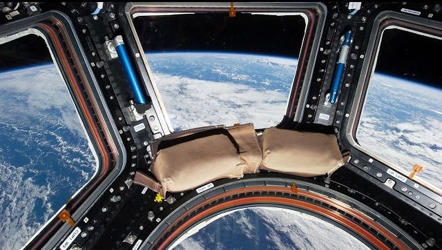 Cápsula espacial vidriada con vista a la tierra