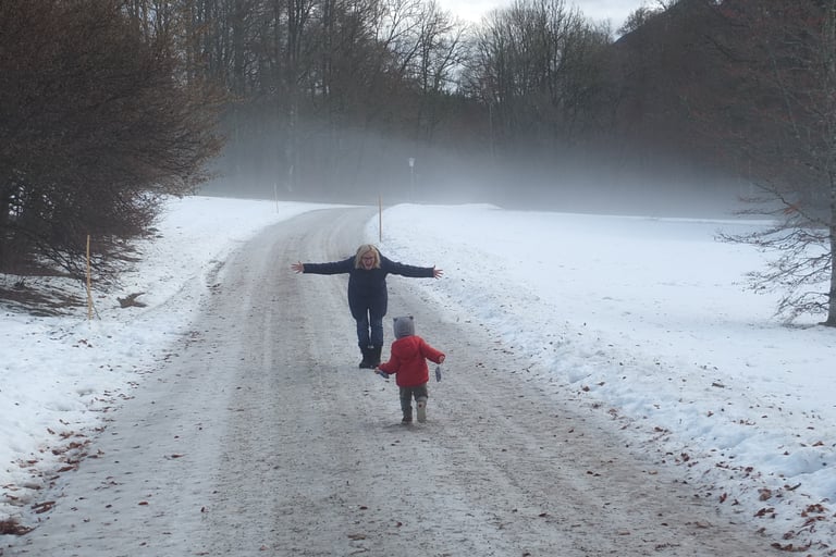 Family walking in winter on the grounds of the Lindenhof Palace