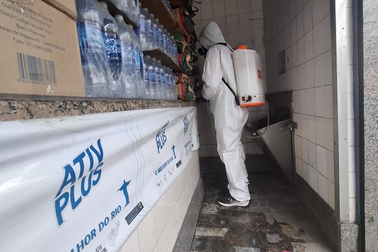 técnico aplicando produto em um depósito