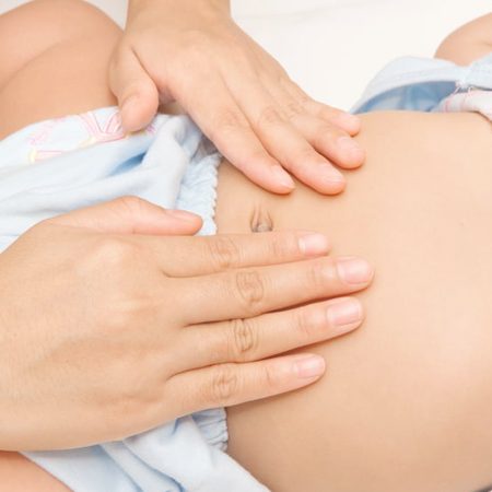 bebe-recibiendo-un-masaje