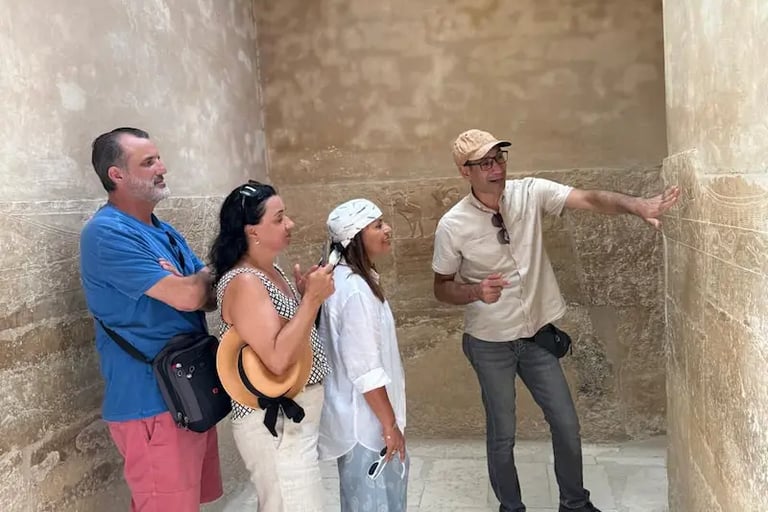 Guía Hadi dentro de la tumba de Tomb of Kagemni en Saqqara viaje a Egipto con Hadi, guía egiptólogo que habla español.
