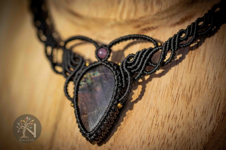 collier chic baroque micromacramé, macramé, fil noir Linhasita, labradorite violette, artisanat français, fait main
