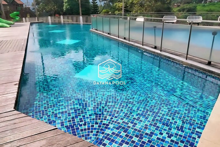 kolam renang di halamn belakang rumah dengan mozaik