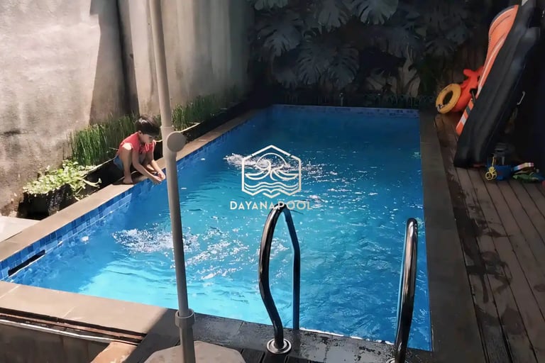 kolam renang minimalis di halaman belakang rumah.