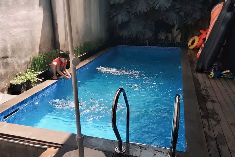 kolam renang minimalis dan sederhana cocok untuk keluarga dan anak-anak.