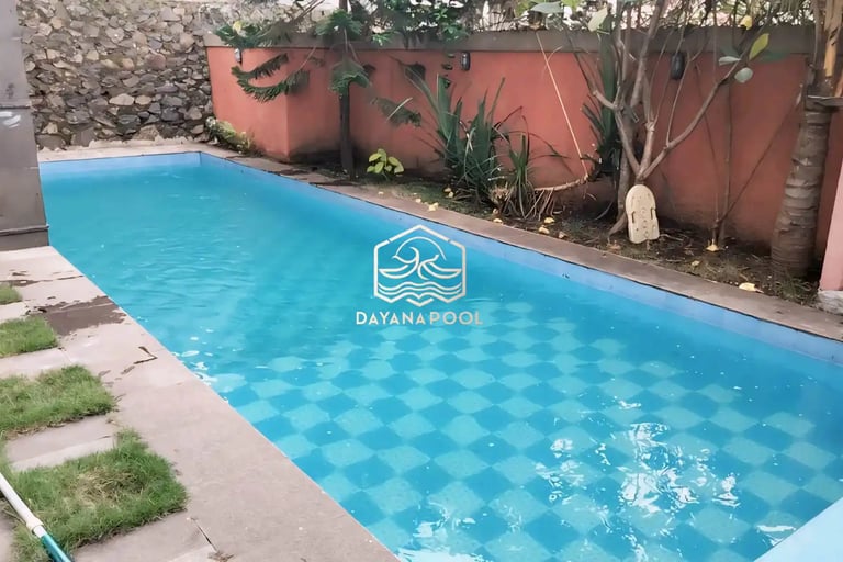 kolam renang berbentuk bulat dengan keramik roman motif mozaik.