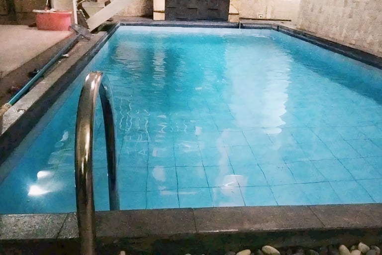 DayanaPool: Kolam renang air hangat pribadi modern di Bogor. 