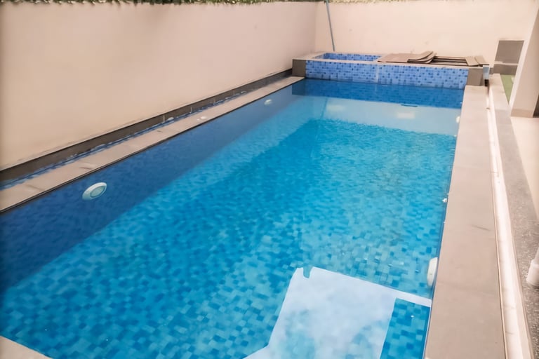 kolam renang keluarga dengan finishing keramik roman biru.