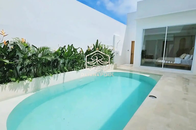 kolam renang mewah di hotel dengan mozaik berwarna biru