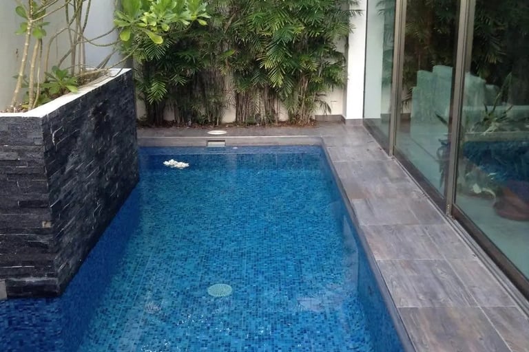 kolam renang dengan finishing Mozaik berwarna biru