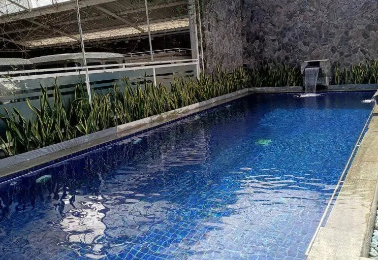 kolam renang minimalis hasil dari dayanapool dengan mozaik kuda laut