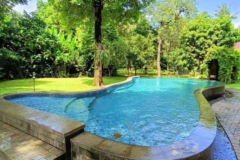 Kolam renang bautan dayanapool di Indaramayu dengan desain menawan