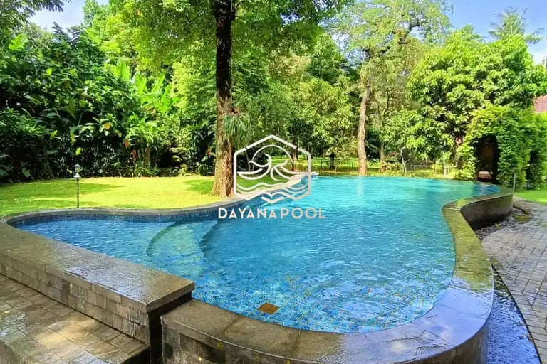 kolam renang dengan konsep bali dengan finishing batu alam