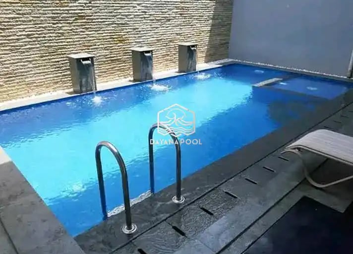 Kolam renang estetik dan air mancurnya.