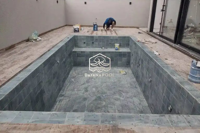 kolam renang struktur beton.
