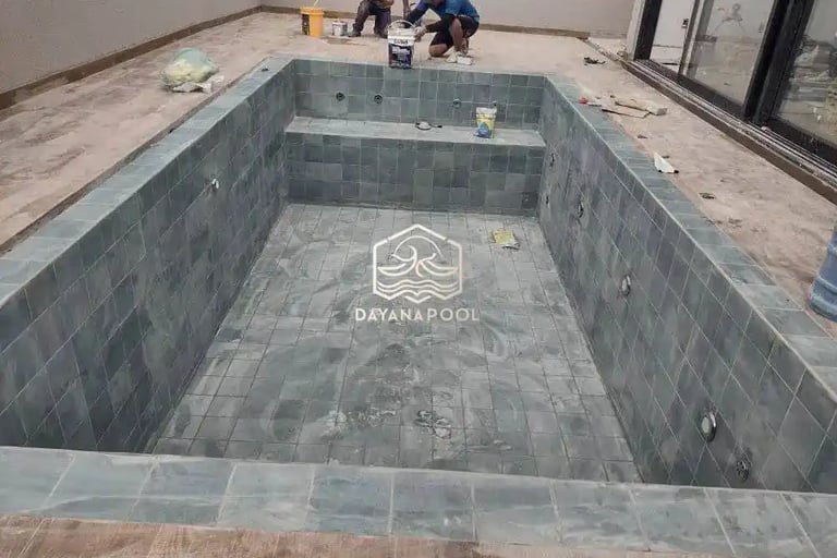 proses pembutan kolam renang oleh tim dayanapool.