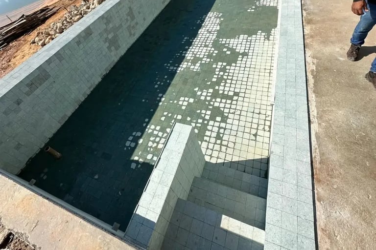 Pembuatan kolam renang di daerah Surakarta oleh tim dayanapool