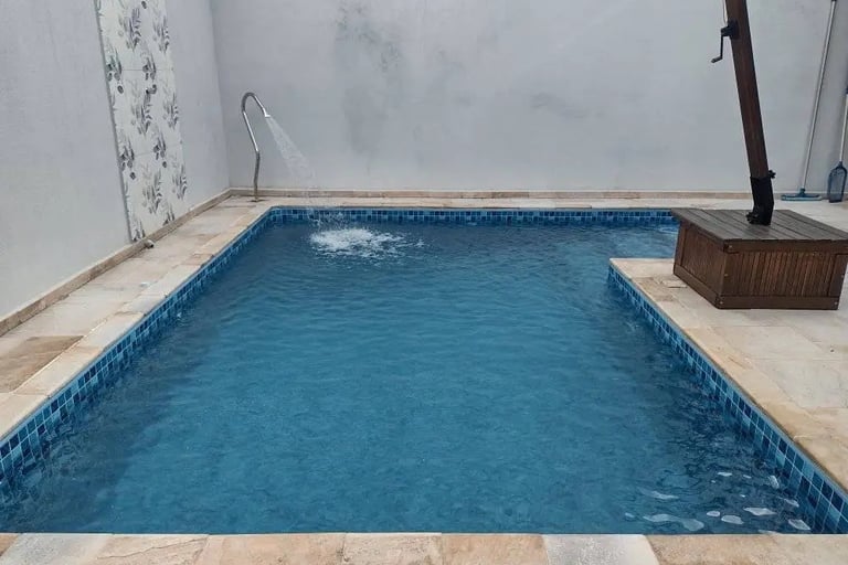 Kolam renang mewah di halaman belakang dengan sistem skimmer