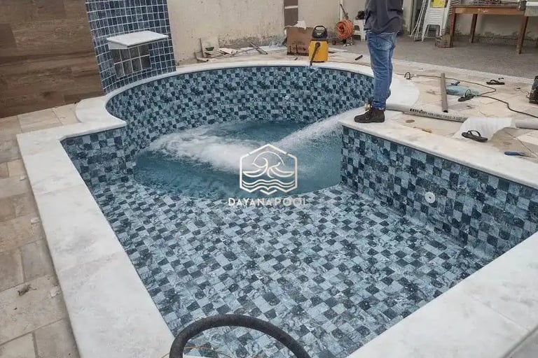 kolam renang berbentuk lingkaran dan kolam rendam di pinggirnya